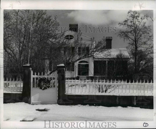 1983 Press Photo Outside view of a home in the Winter - cvb57148 - Historic Images
