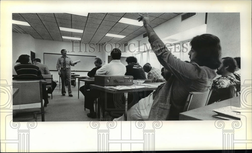 1978 Press Photo Scotty McGarry of USW educational staff instructs steelworkers - Historic Images