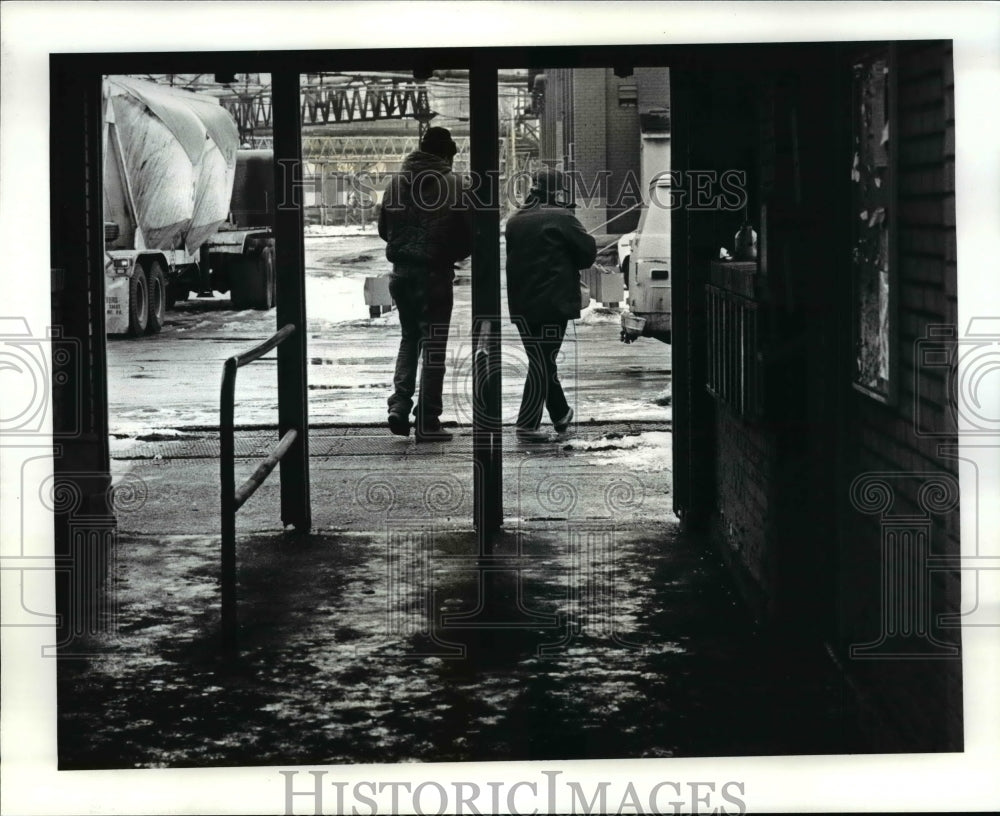 1987 Press Photo USX Lorain steelworkers take first steps into plant in 6 mo. - Historic Images