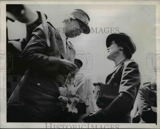 1943 Press Photo First Lady Chats with Mrs. McArthur - cvb57240- Historic Images