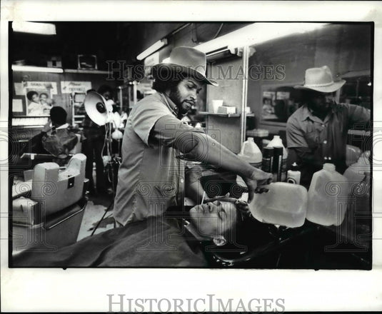 1983 Press Photo Richard Hughley Washes Jeff Shitted Hair With Boiled Water- Historic Images