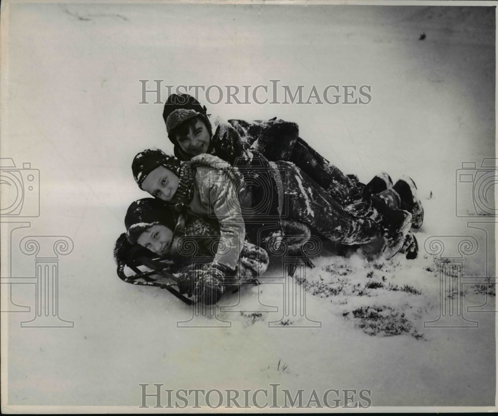 1949 Press Photo Paul O'Donnell, Dave Schultz & Robert Schultz Sled Riding - Historic Images