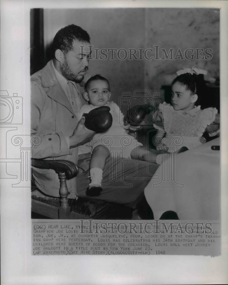 1948 Press Photo Heavyweight boxing champion Joe Louis and children - cvb57348 - Historic Images
