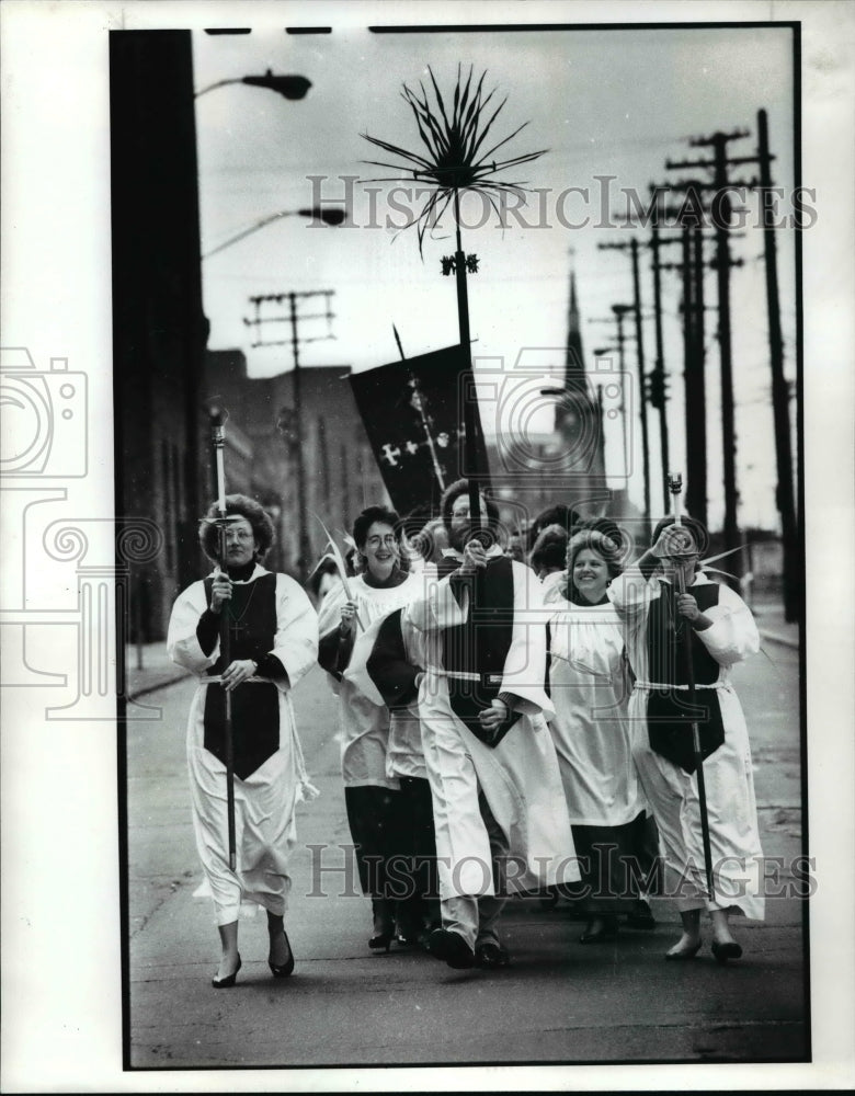 1989 Press Photo Palm Sunday Procession Makes It&#39;s Way Down E 22nd Toward Euclid - Historic Images