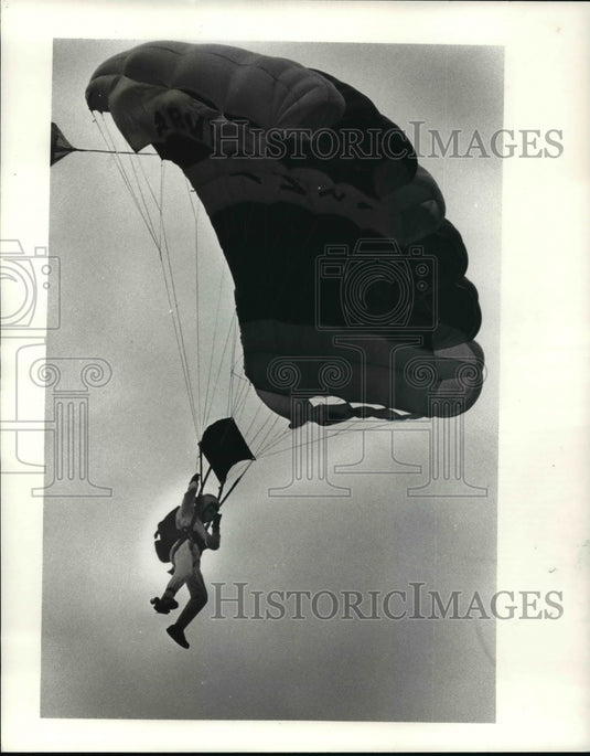 1981 Press Photo Parachuting - cvb57423 - Historic Images