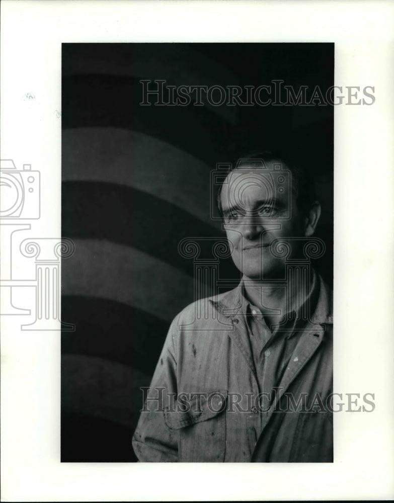 1991 Press Photo Kenneth Dingwall Poses with His Painting in Background - Historic Images