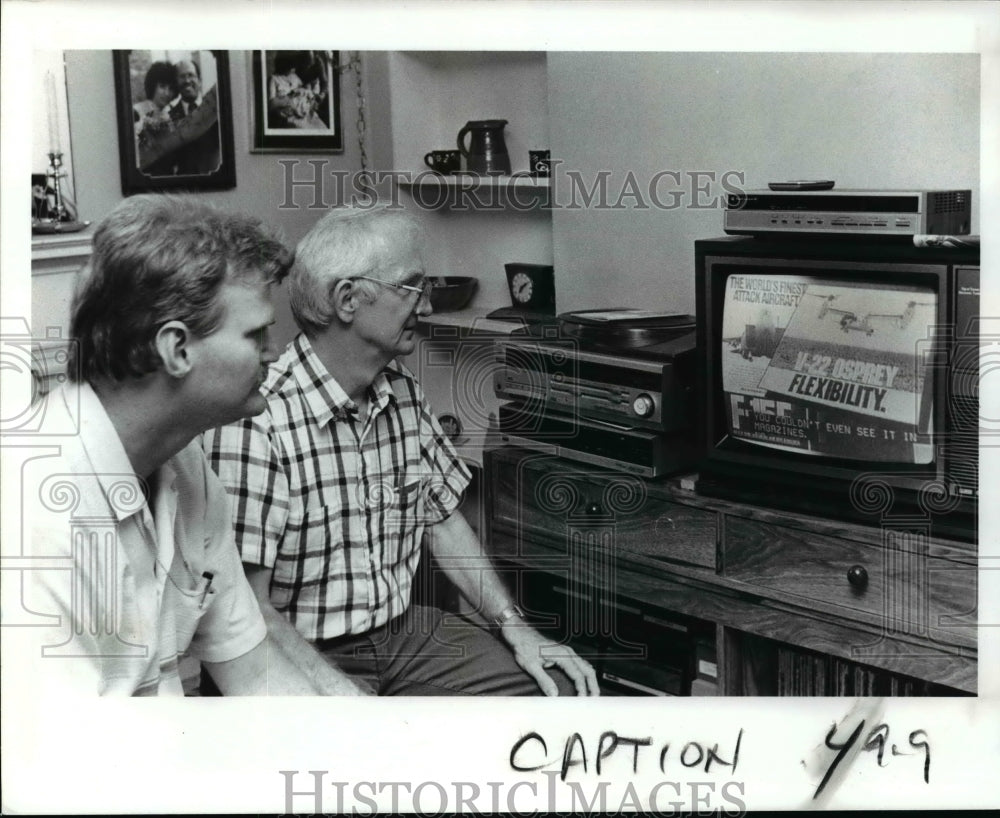 1989 Press Photo Dennis Sommerfelt &amp; Robert G. Fleck watch TV show - cvb57477 - Historic Images