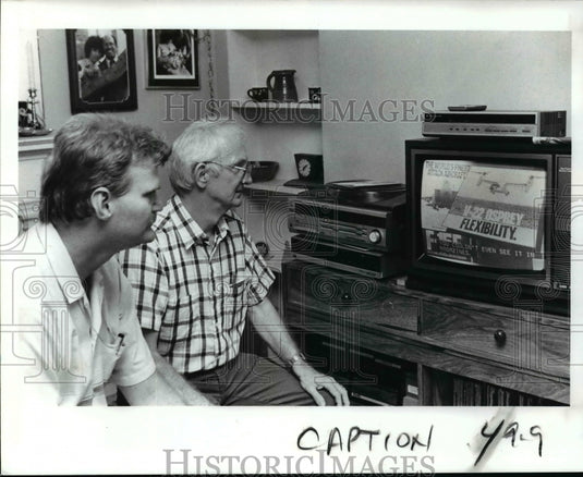 1989 Press Photo Dennis Sommerfelt & Robert G. Fleck watch TV show - cvb57477 - Historic Images