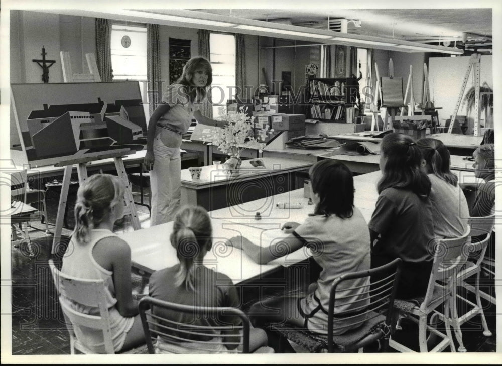 1981 Press Photo Art teacher at Ursuline College delivers a lecture to students - Historic Images