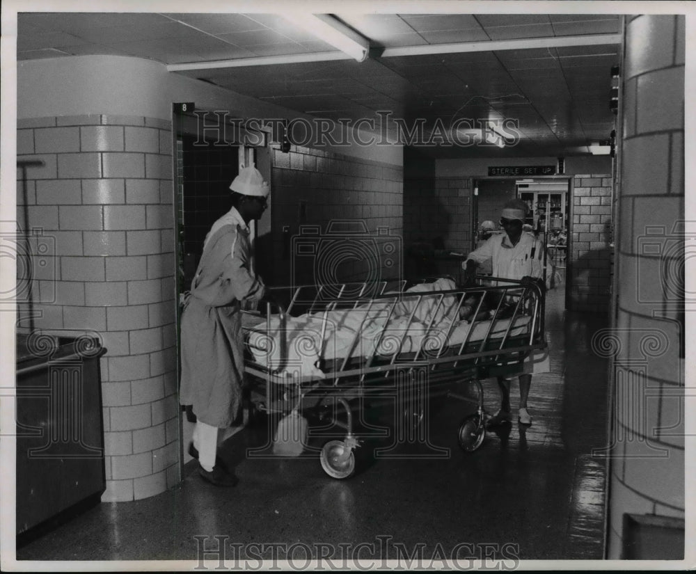 1969 Press Photo Linda Walling rolling patient away at Kidney Transplant center-Historic Images