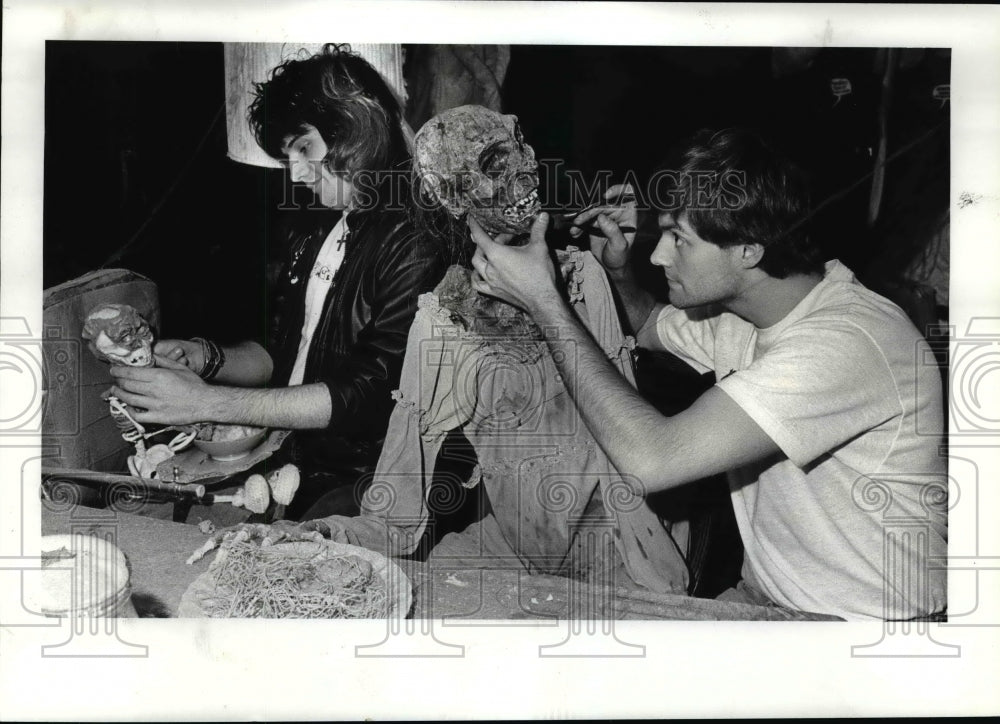 1985 Press Photo John Napier and Stephen Eric Chipps on Jim Henderson monsters - Historic Images