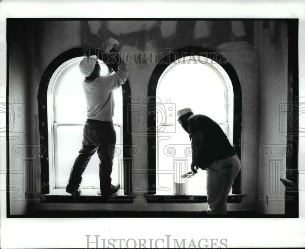 1987 Press Photo George Beran &amp; Corky Lindo work on Panek Building window - Historic Images