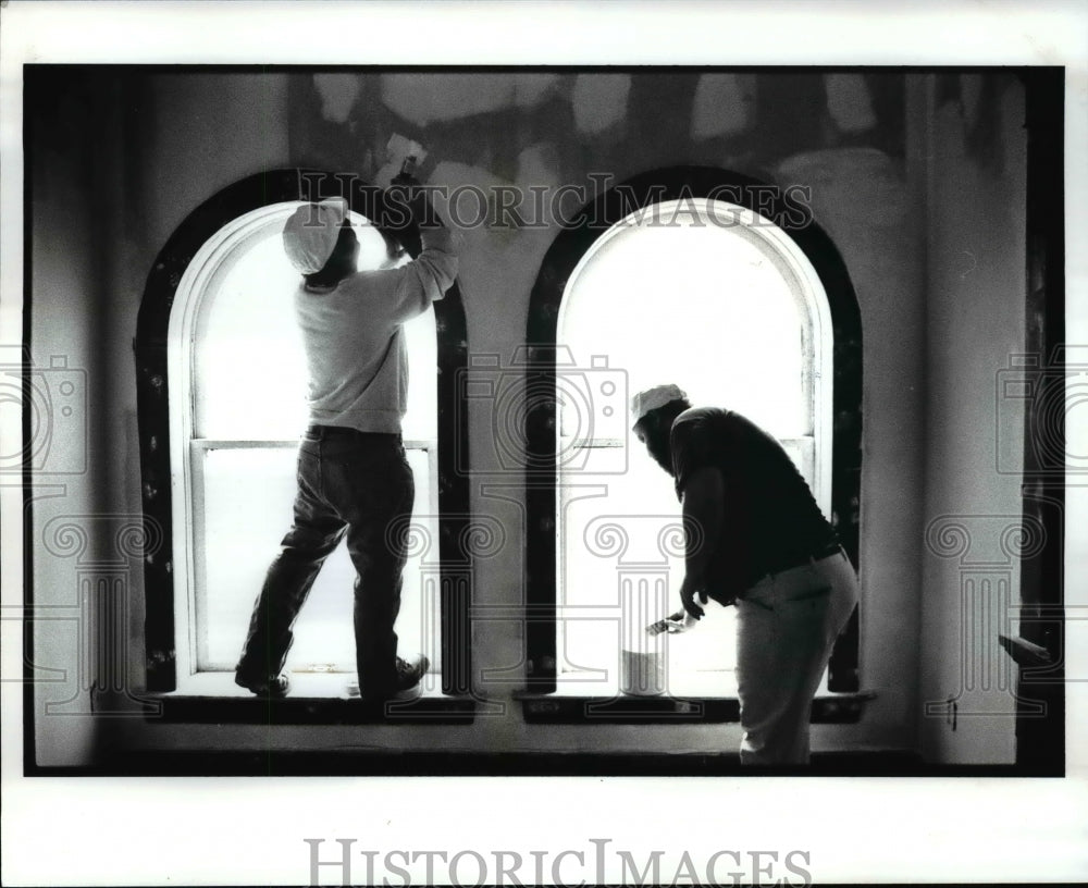 1987 Press Photo George Beran & Corky Lindo work on Panek Building window - Historic Images
