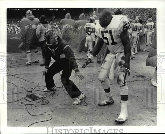 Press Photo E. Johnson gets tips from defense coach during game. - Historic Images