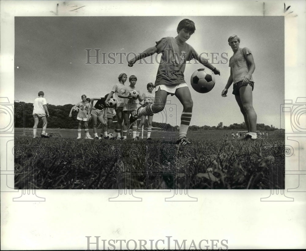 1983 Press Photo Kai Haskivi (right) teach his charges the art of kicking a ball - Historic Images