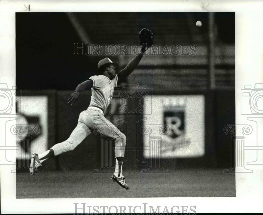 1985 Press Photo Toronto&#39;s No 1 SS  Nandez leaps for bloop single in 4th - Historic Images