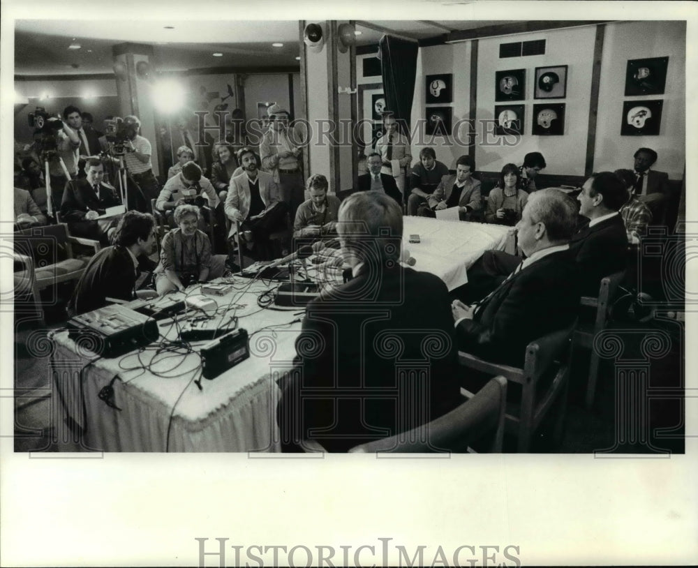 1984 Press Photo Press conference announcing Sam Rutigliano&#39;s firing - Historic Images