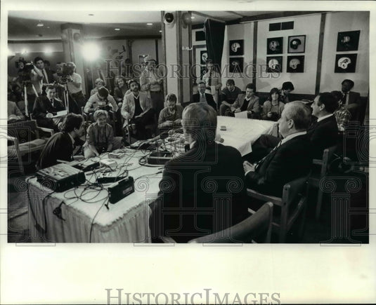 1984 Press Photo Press conference announcing Sam Rutigliano's firing - Historic Images