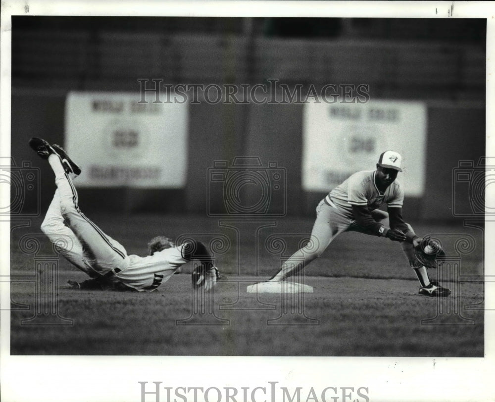 1987 Press Photo Cory Snyder bans his chin on the ground - Historic Images