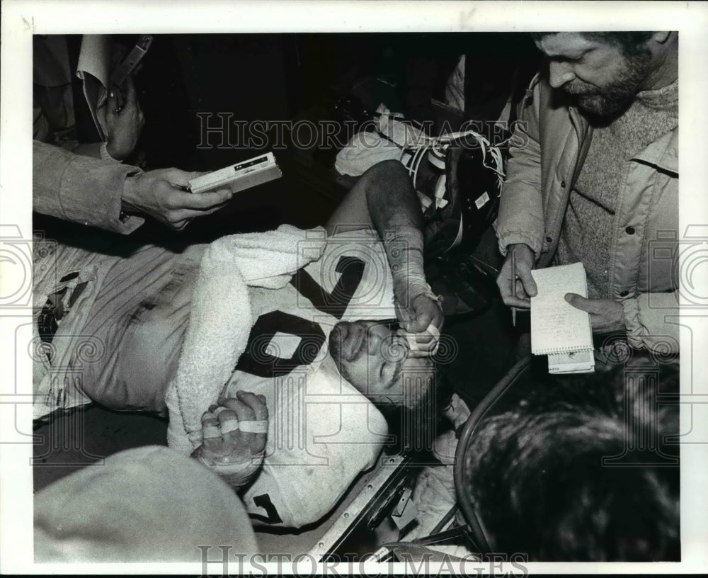 1987 Press Photo Bob Golic in the locker room - Historic Images