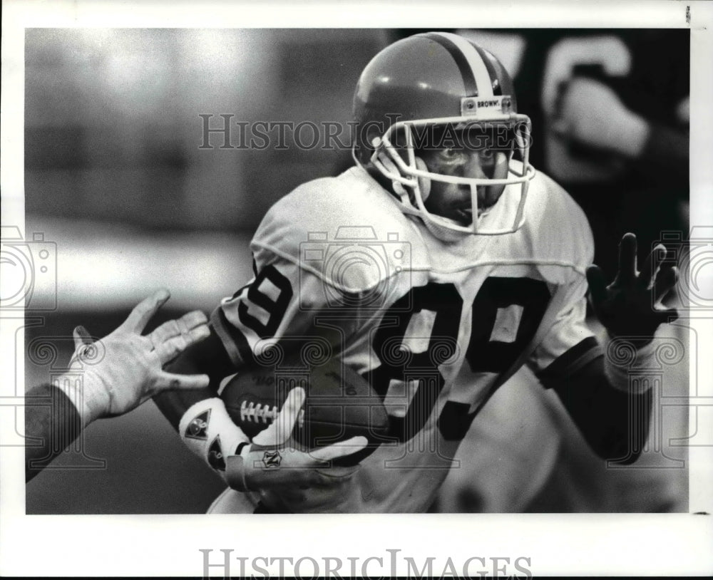 1987 Press Photo Gerald McNeil on and end around picks up 17 yds. - Historic Images