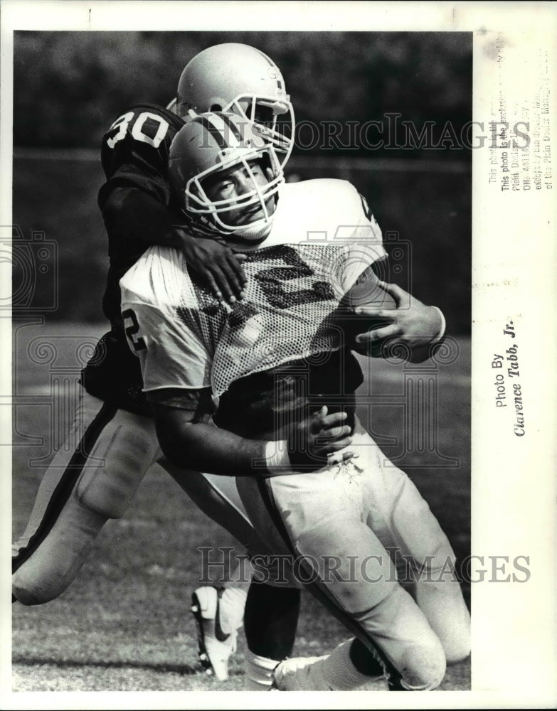 1988 Press Photo Tim Manoa is tackled by #30, Thane Gash during goal line plays - Historic Images