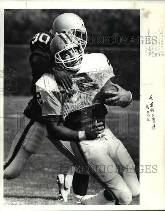 1988 Press Photo Tim Manoa is tackled by