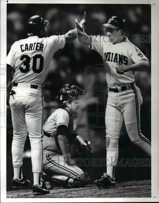 1989 Press Photo Pete O'Brien comes home to Joe Carter, Ernie Whitt-background - Historic Images