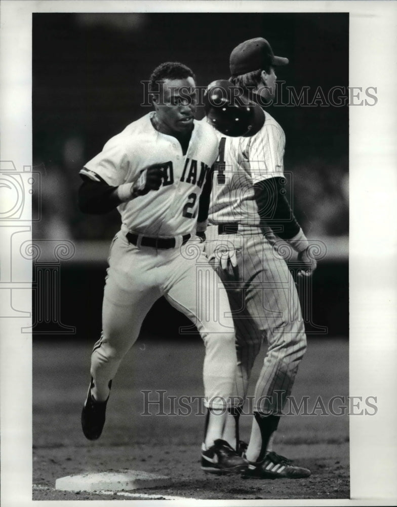 1988 Press Photo Indians Mel Hall hat flies off as he singles to first base - Historic Images