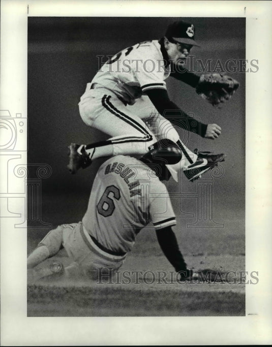 1988 Press Photo Jay Bell turns a double play on a ball hit by Jeff Stone - Historic Images