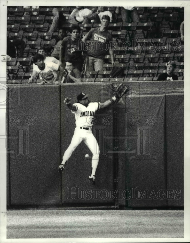 1986 Press Photo Cleveland right fielder Carmen Castillo, leaps for a triple - Historic Images
