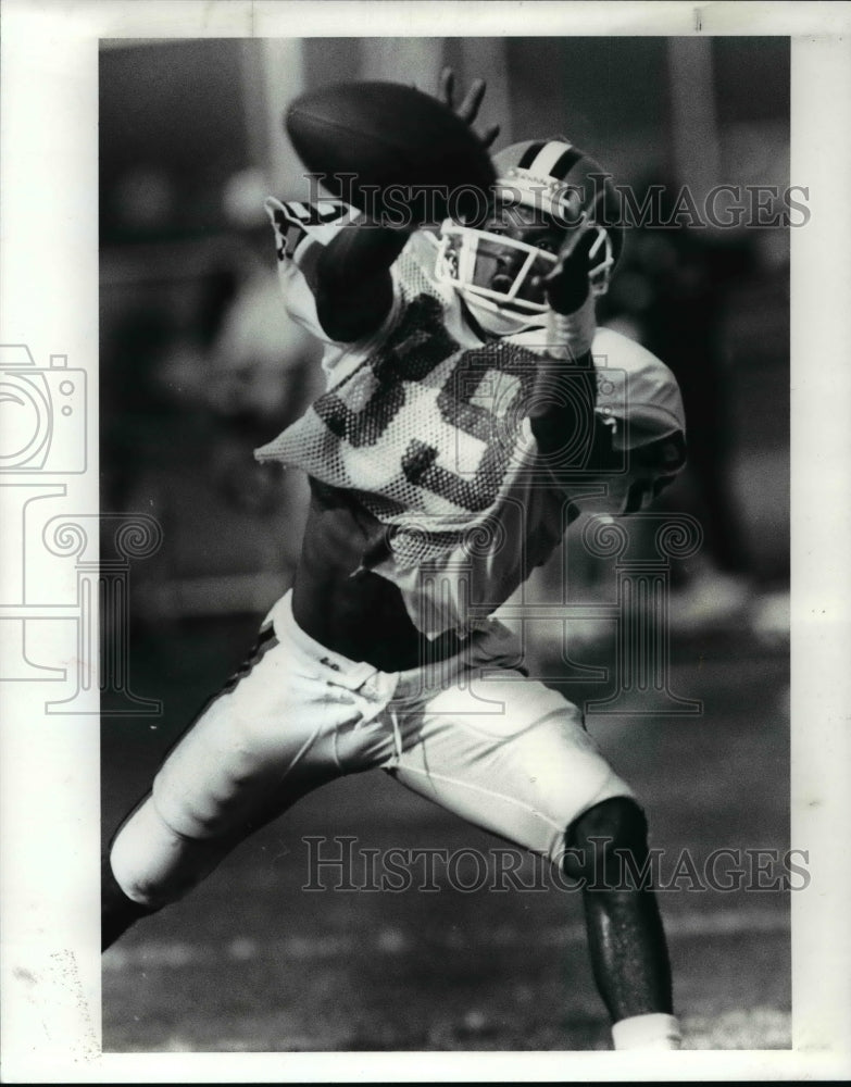 1987 Press Photo Gerald McNeil at Practice - Historic Images