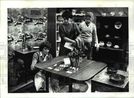 1985 Press Photo Antiques Show at Westlake Holiday Inn - Historic Images