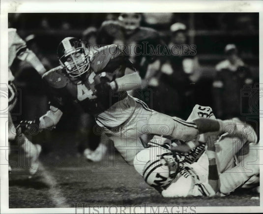 1985 Press Photo Joe Zinsmeister picks up 5 yards before being brought down - Historic Images