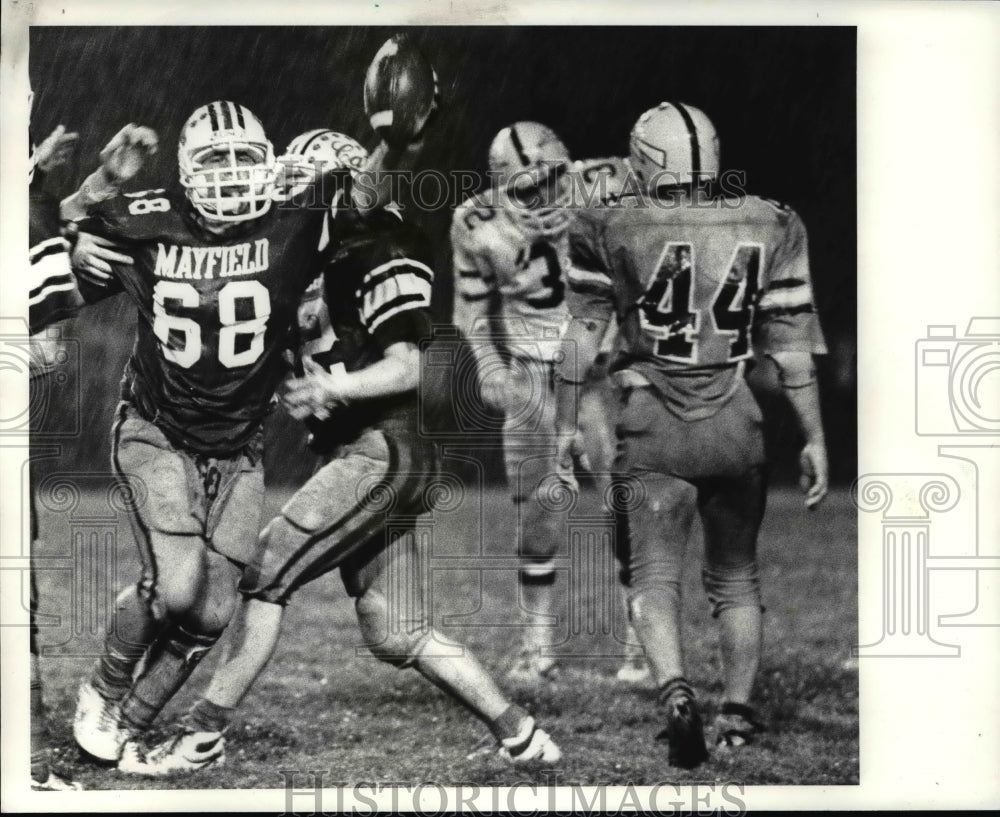 1985 Press Photo Dave Ungrady holding the ball after recovering a fumble - Historic Images