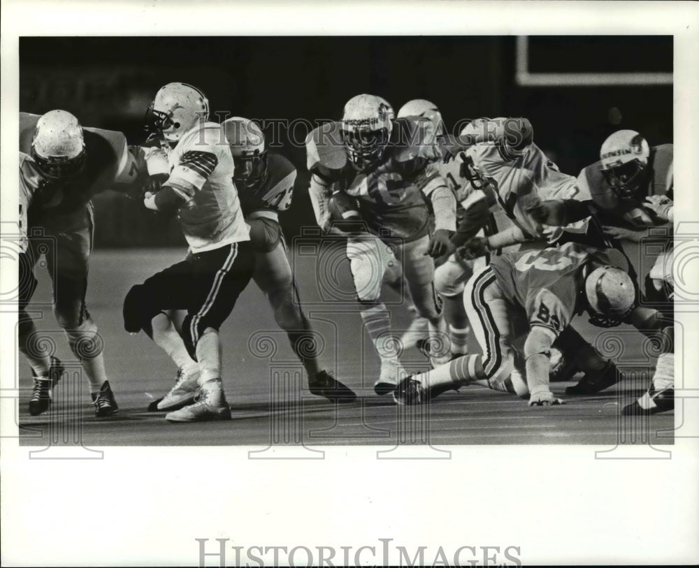 1985 Press Photo Ralph Godic of St. Joe&#39;s runs thru the line for a pickup - Historic Images