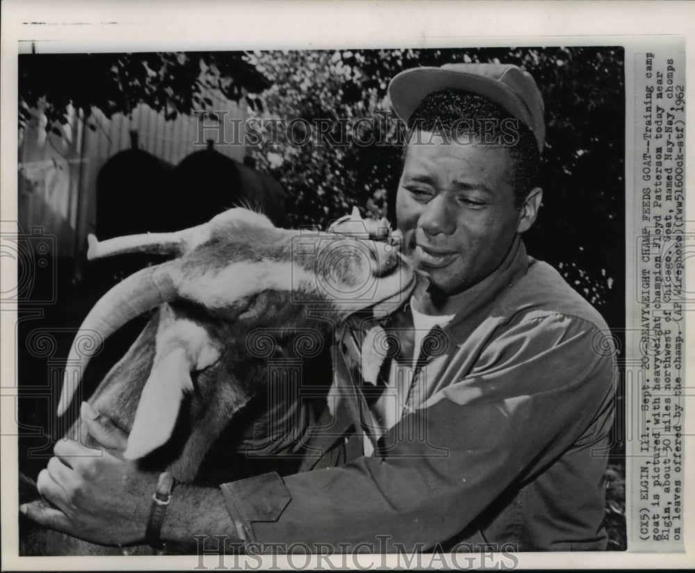 1962 Press Photo Floyd Patterson feeds Nay-Nay the goat at  training camp - Historic Images