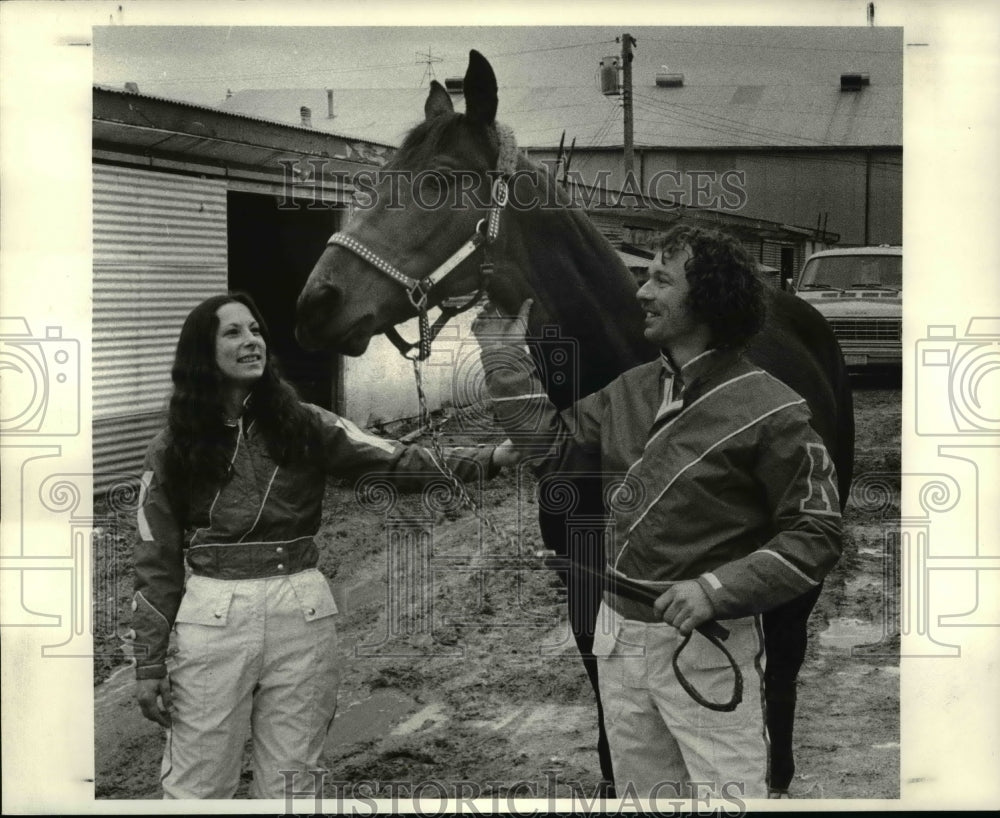 1984 Press Photo Vicki and Keith Kash Driver Trainer Team At Northfield Park - Historic Images