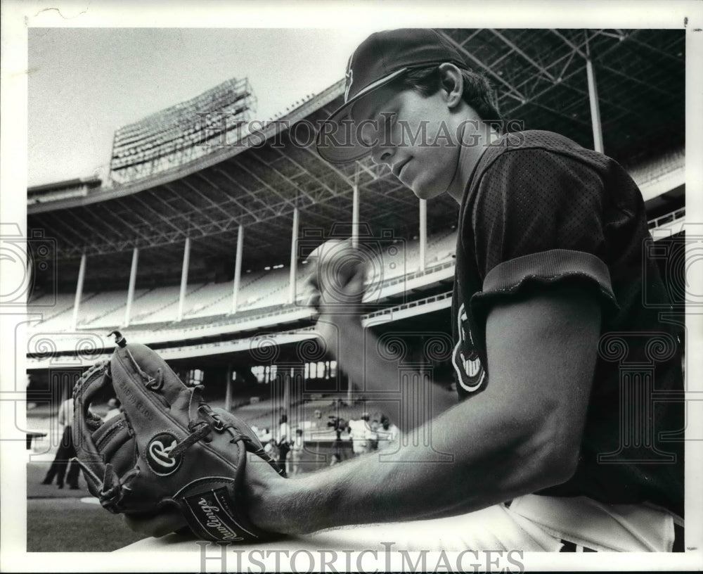 1988 Press Photo Jay Bell with his glove - Historic Images