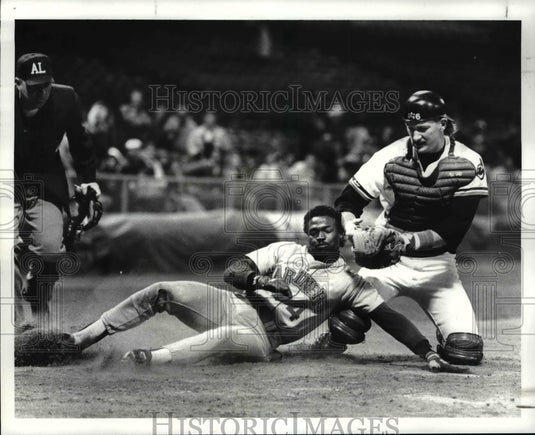 1988 Press Photo Cleveland Indians Allanson vs Seattle's Reynolds-baseball scene - Historic Images
