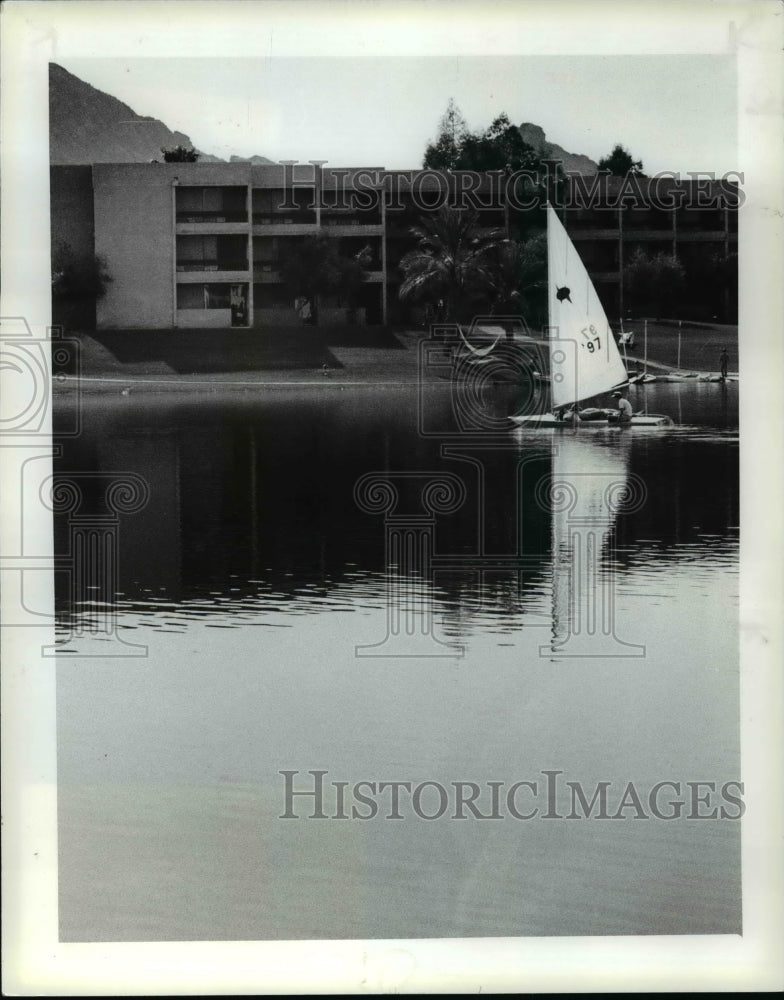 1983 Press Photo Camelback Lake at Scottsdale Yacht Club in Arizona - Historic Images