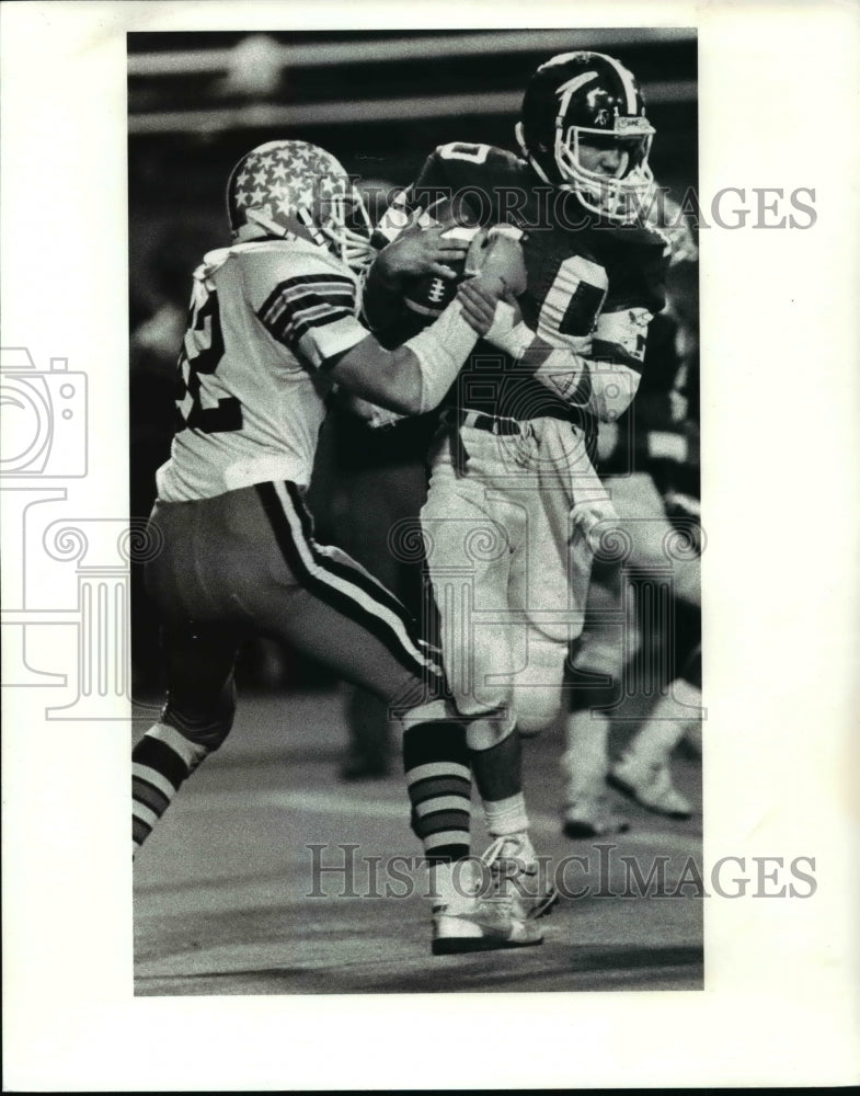 1985 Press Photo Berea QB Don Cirigliano is sacked by Todd Cramer. - Historic Images