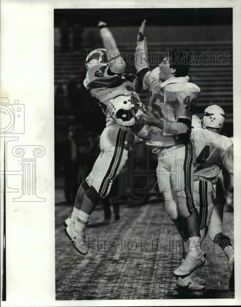 1985 Press Photo Co-Captain Ralph Godic (r) and Dino Citrano of St. Joseph - Historic Images