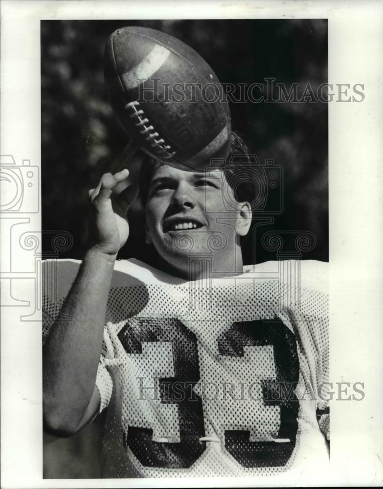 1985 Press Photo Wickliffe High running back Tony Cira spins ball on his finger. - Historic Images