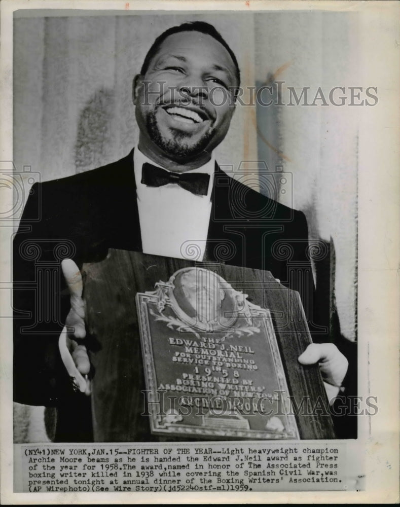 1959 Press Photo Light heavyweight champion Archie Moore on Edward Neil award - Historic Images