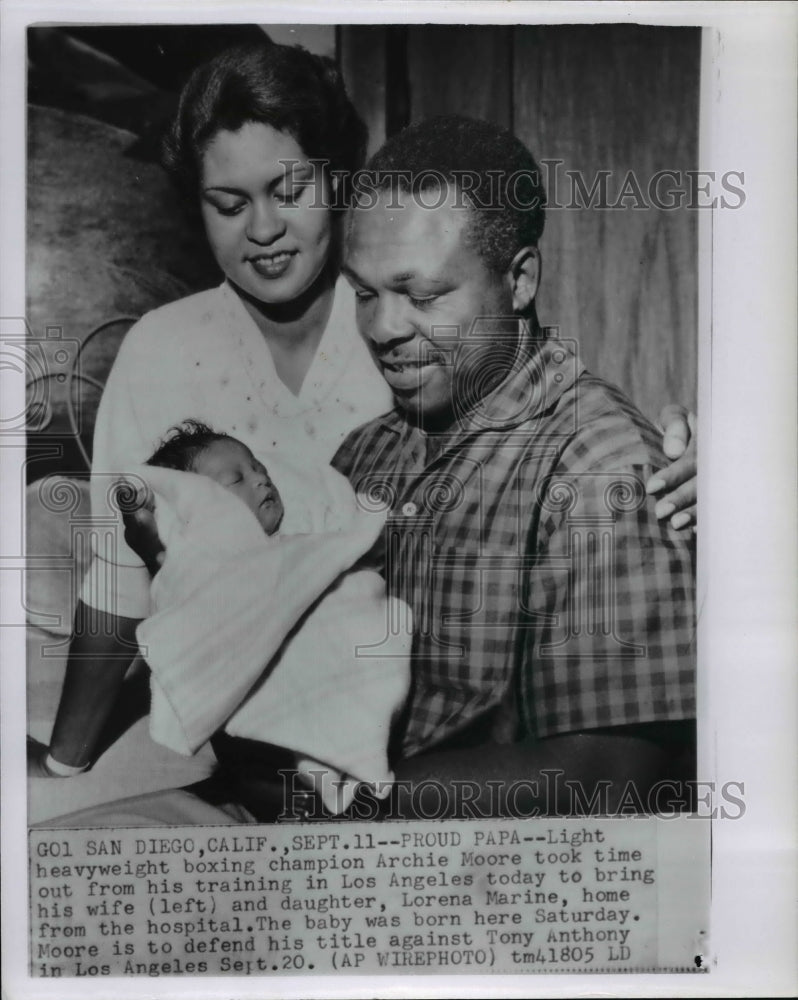 1957 Press Photo San Diego Calif- Proud Papa Archie Moorewith baby Lorena &amp; wife - Historic Images