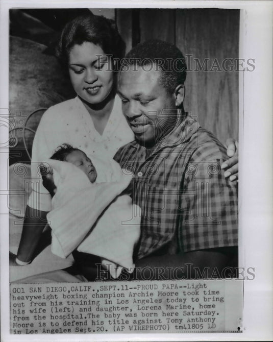 1957 Press Photo San Diego Calif- Proud Papa Archie Moorewith baby Lorena & wife - Historic Images