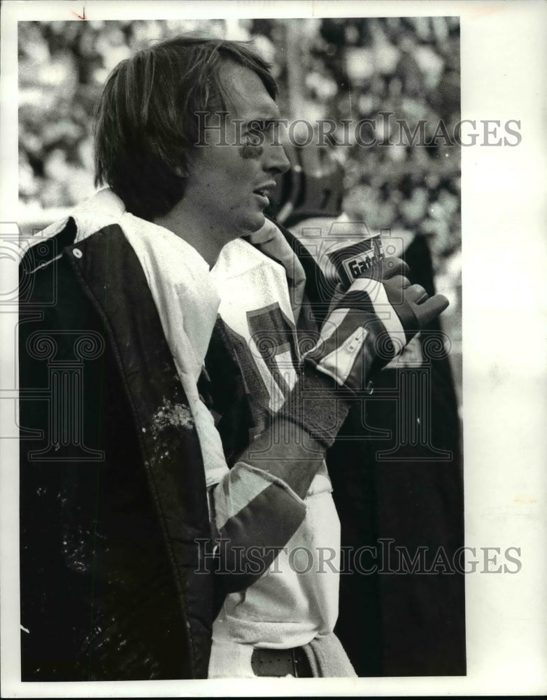 1981 Press Photo A well protected Ken Andersen goes back to pass - cvb59074 - Historic Images