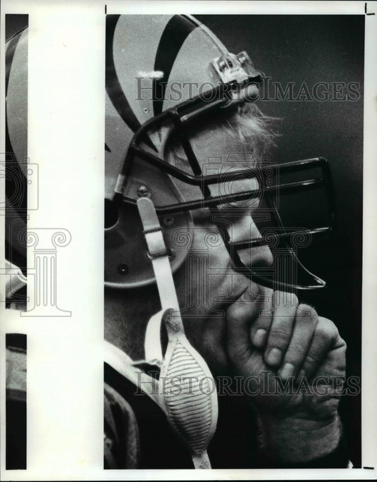 Press Photo: Boomer Esiason blows his hands to warm them up - cvb59189 - Historic Images