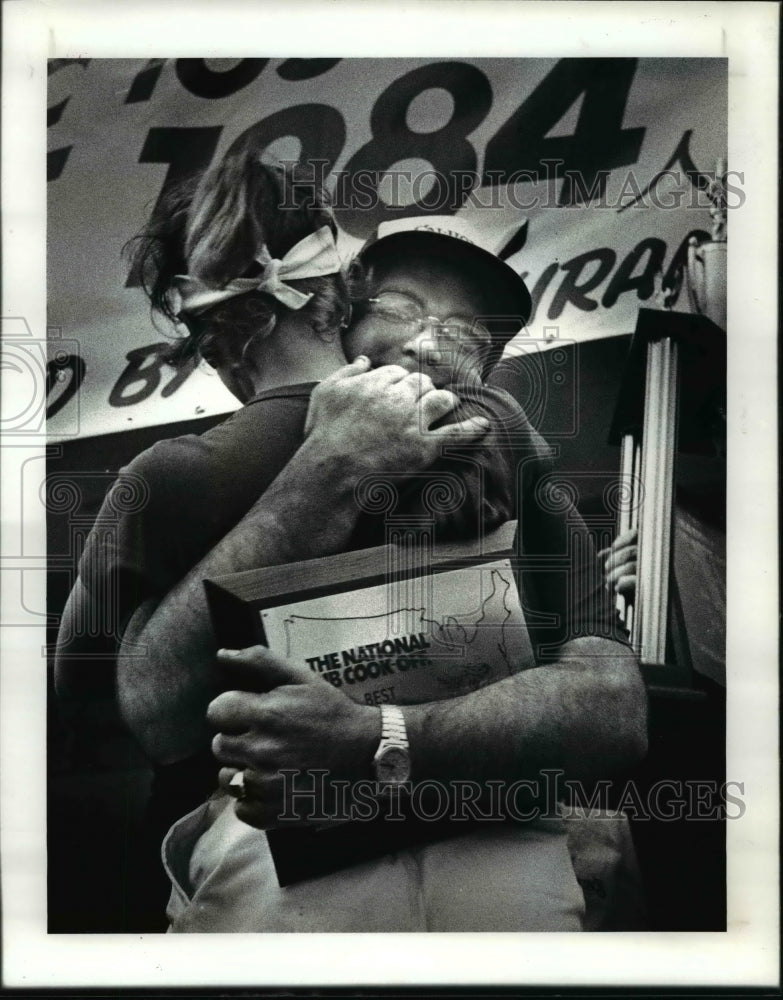 1984 Press Photo Michael Chase Hugs Donna Okaley Wins Cook Off at Calhouns - Historic Images